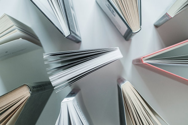 许多书都是俯视图。阅读和学习图片下载