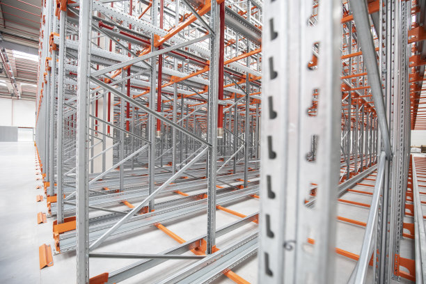 空仓库和空货架的工业建筑细节图片下载