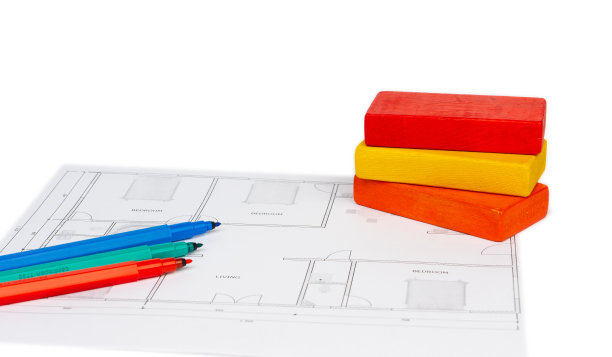 新房子用纸项目与油漆木制玩具块和毡笔图片下载