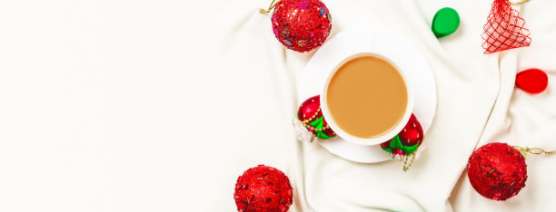 圣诞作文与咖啡在白色的背景。节日贺卡的概念。舒适的冬天的作文图片下载