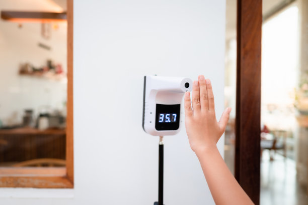 孩子将手举到温度计的传感器上图片下载