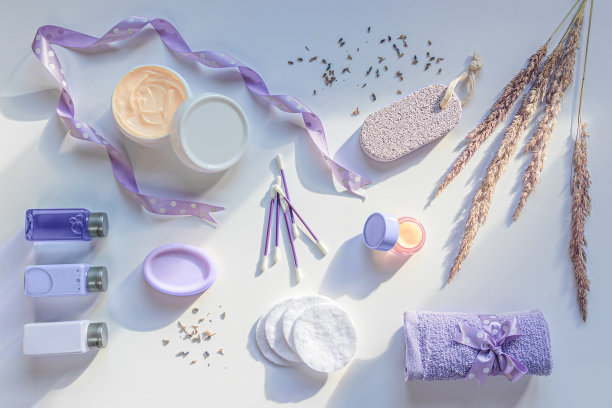 这套天然的化妆品和沐浴产品在2022年流行的颜色非常佩里白色背景阴影。面部及身体护肤概念。平铺，俯视图图片下载