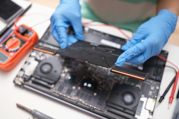 戴着手套的手拿着笔记本电脑的微电路，特写图片下载