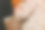 一个蹒跚学步的婴儿的脚赤脚特写在母亲的怀里图片下载