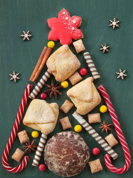 木桌上有一棵用饼干和糖果做成的圣诞树。图片下载
