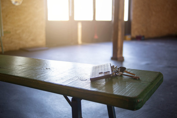 废弃和丢失的房子和汽车钥匙在健身房更衣室里，前面和背景用散景效果模糊图片下载