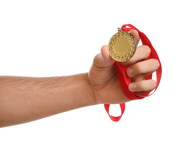 男子在白色背景下手持金牌，特写。空间设计图片下载