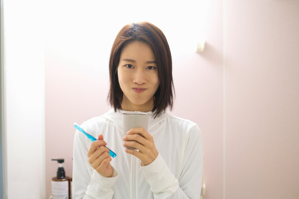 女人在浴室刷牙图片下载