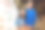 在现代超市里，一对兴高采烈的年轻夫妇拿着装满产品的手推车，愉快地选择乳制品图片下载
