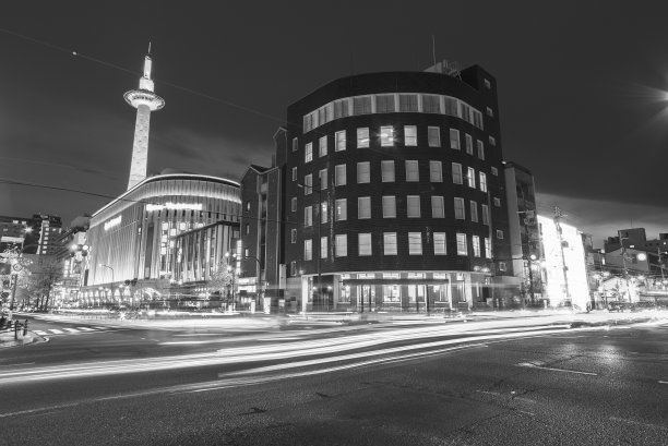 日本京都市中心的夜间交通图片下载