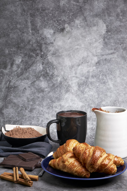 一壶热巧克力、美味的羊角面包和各种食材图片下载