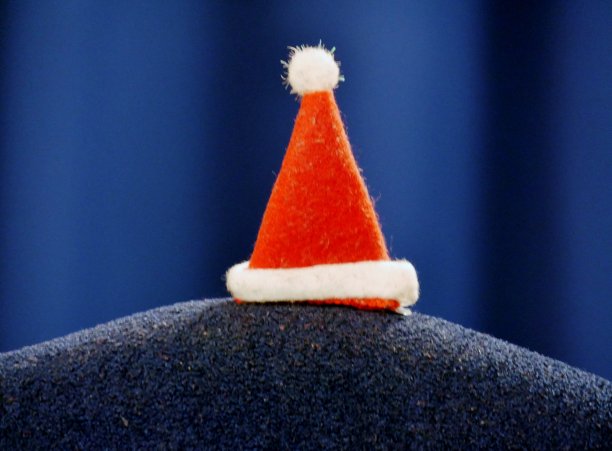 圣诞帽放在椅背上图片下载