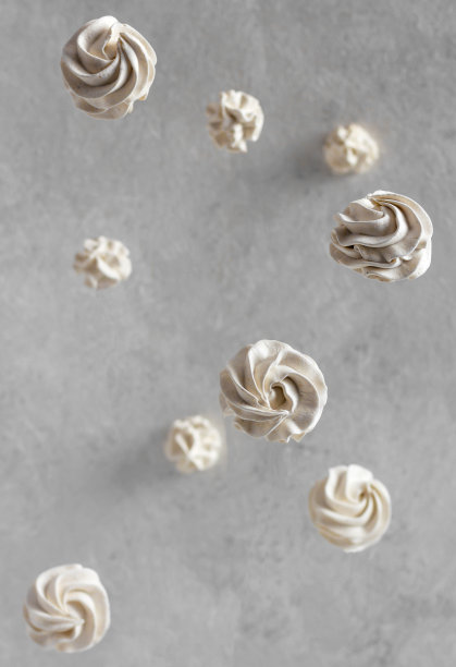 翱翔的白色棉花糖，悬浮的食物，灰色背景上的甜甜点图片下载