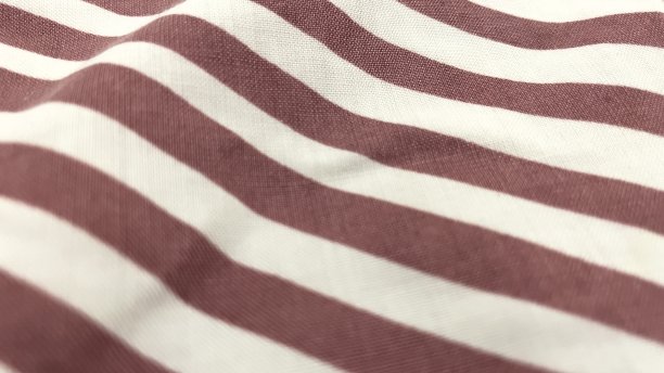 一张条纹床罩的特写图片下载