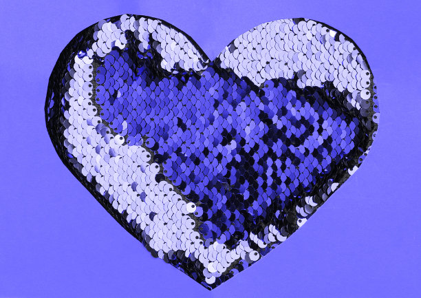 闪闪发光的亮片纹理在时尚的紫罗兰色。图片下载