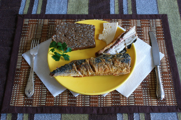 炒鱼。在黄色盘子里炸鲭鱼图片下载