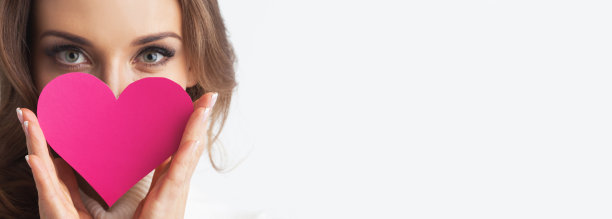 女孩拿着粉红色的纸心图片下载