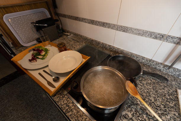 在厨房里煮意大利面和肉。图片下载