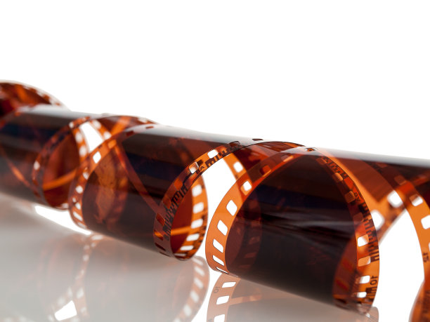 负片在黑白和彩色摄影以及电影摄影中由金属银颗粒形成的主体图像，胶片孤立在白色背景上，模拟图片下载