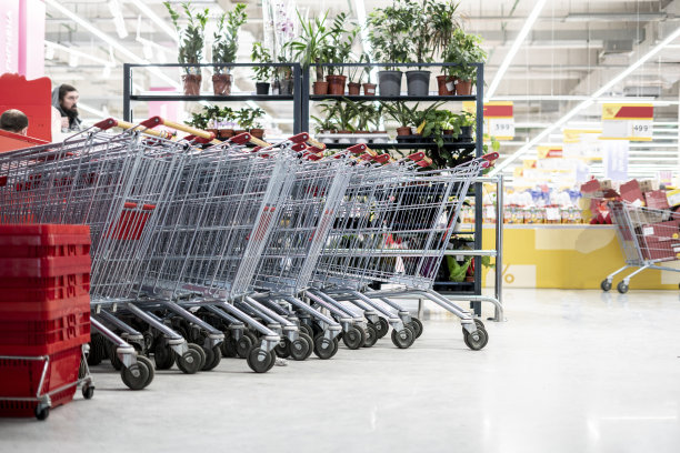 超市入口处的一排购物车图片下载