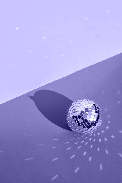 2022年流行紫色迪斯科球。图片下载