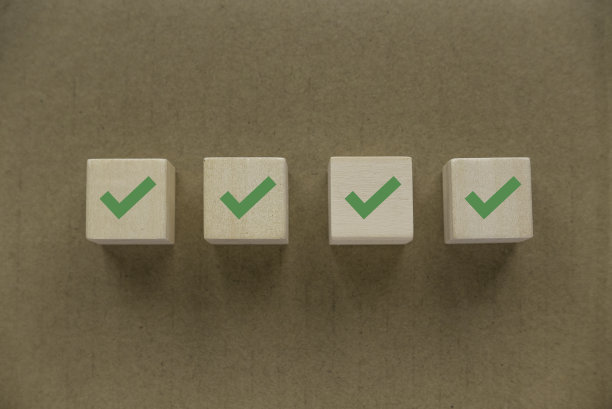 木制立方体上的绿色标记。检查表的概念。图片下载