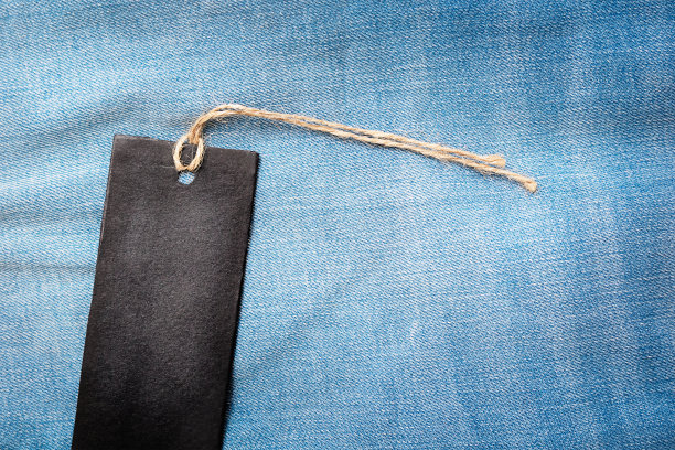 蓝色牛仔裤上的黑色纸板标签图片下载
