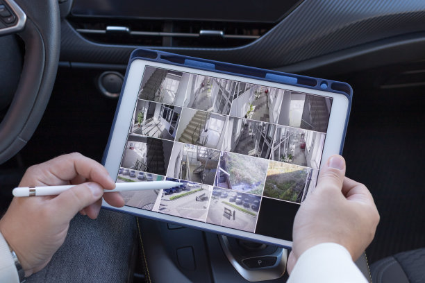 男子使用数码平板电脑与多个摄像头视图图片下载