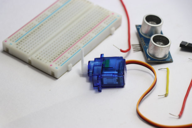 带有微伺服和超声波传感器模块的面包板用于开发板项目图片下载