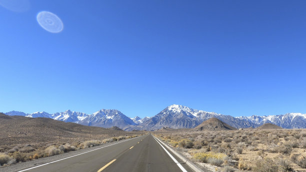通往山区的沙漠公路风景图片下载