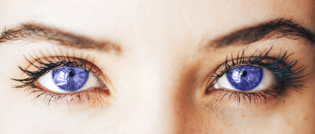 美丽的紫色眼睛，长睫毛的镜片视力，颜色的一年图片下载