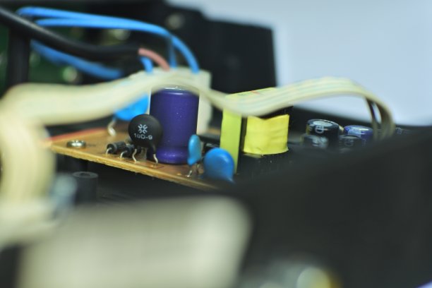 电子晶体管电路。电子电路板与处理器，靠近。图片下载