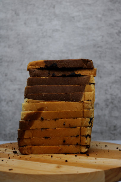 面包在木桌上图片下载