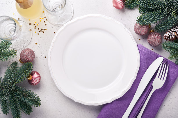圣诞餐桌设置白色银器，餐巾时尚的颜色非常perin 2022年，圣诞球，星星，香槟，白色背景的圣诞祝福眼镜。模拟。图片下载