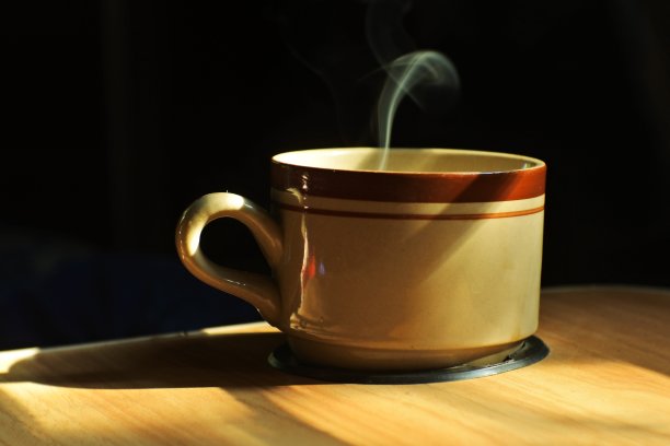 早上喝一杯热气腾腾的咖啡。热饮的照片。图片下载