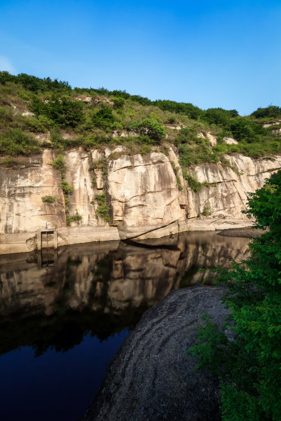 原始森林、自然风光、山谷、丛林、岩石、溪流、林荫小道图片下载