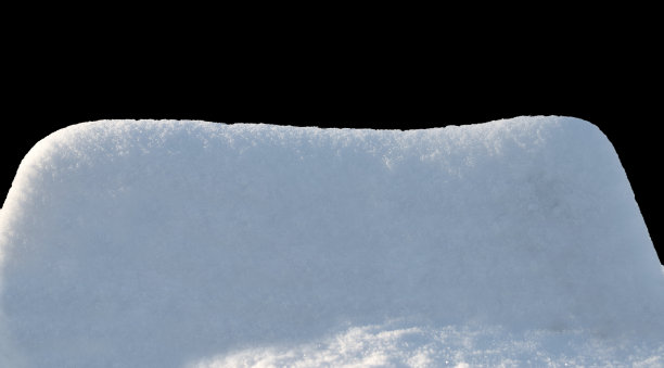 白色的雪在白天，背景，孤立在黑色的背景图片下载