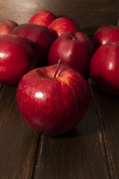 木箱里成熟的红苹果。俯视图图片下载