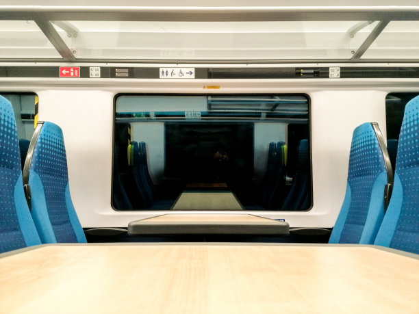 船上坐火车旅行图片下载