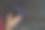 一个男人在擦拭一辆车的车盖，特写的手图片下载