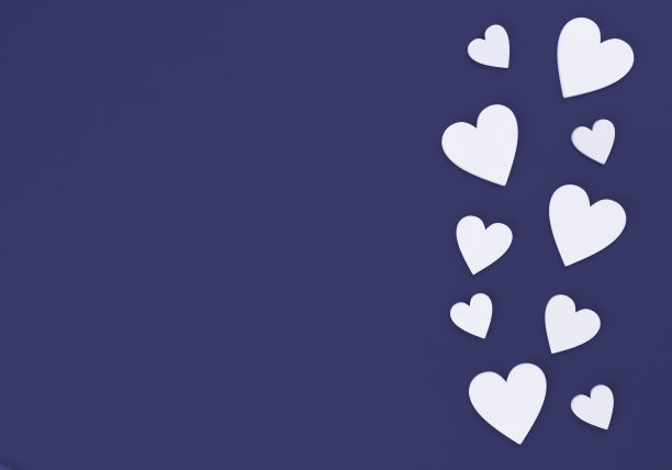 许多白色的心在右边的紫色背景和地方的文字。副本的空间。爱与激情的概念。情人节。图片下载