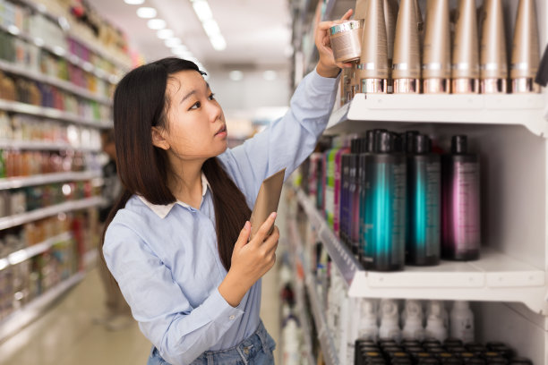 亚洲妇女购买护发素图片下载