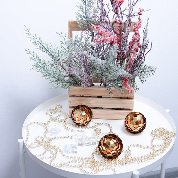 圣诞作文用金球、冷杉树枝、红浆果和花环摆在桌子上。公寓或办公室新年装修图片下载