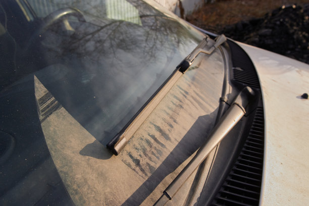 汽车雨刷上一层脏了挡风玻璃，汽车的外观图片下载