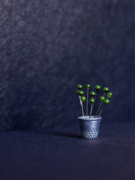 大头针和顶针模拟圣诞树图片下载