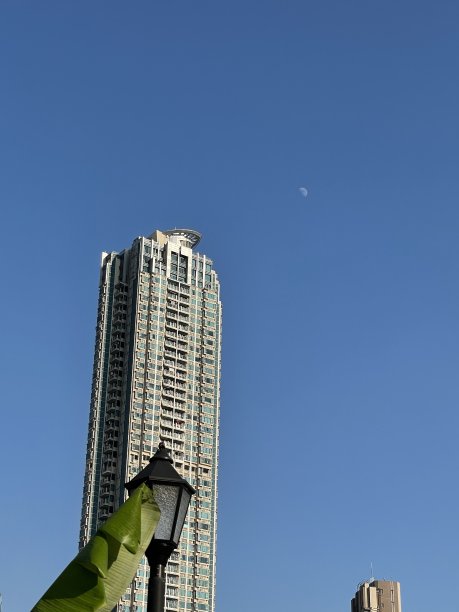 半月形白天在一栋住宅楼旁边图片下载