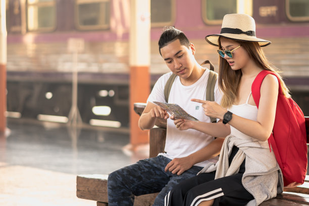 亚洲女人和男人旅行视图地图规划背包享受旅游假期。图片下载