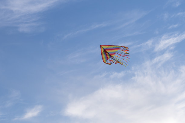 美丽的彩色风筝在空中飞舞图片下载