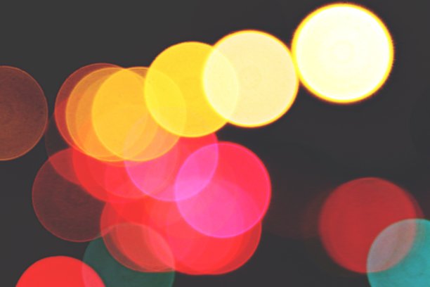 汽车灯和街灯在夜间无法聚焦。图片下载