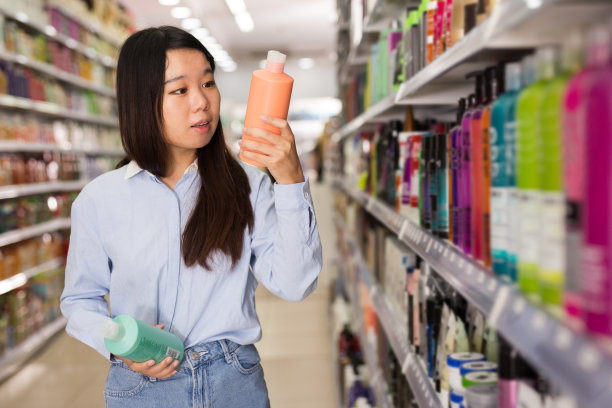 亚洲女孩在挑选洗发水图片下载